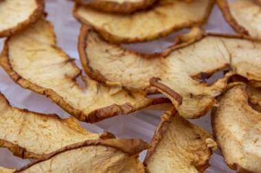 Ev yapımı kurutulmuş elmalar. Yakın plan. Seçici odaklanma. Konsept: ev ödevi, erzak, koruma.