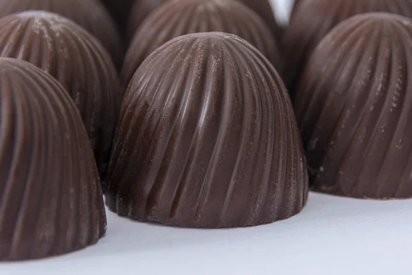 Schokoladenbonbons. Nahaufnahme. süßer, schokoladiger Hintergrund. — Stockfoto