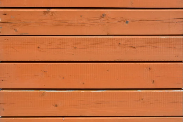 Les planches en bois sont imprégnées d'un antiseptique. Photo de planches de bois revêtues d'un antiseptique. Fragment d'une structure en bois comme fond . — Photo