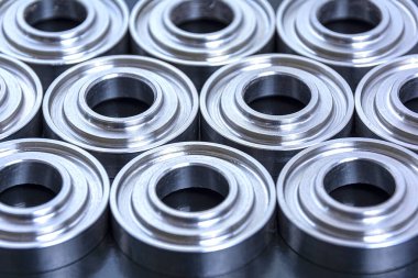 Torna tezgahına yerleştirilmiş metal parçaları koyu bir zemine yayılmış. Proje ve tasarım için soyut teknik arkaplan.