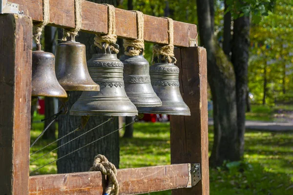 Grandes campanas de la iglesia colgando fuera. Instalación para familiarizarse con la historia antigua . — Foto de Stock