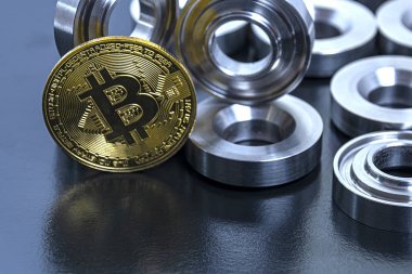 Detaylar torna tezgahında, bitcoin ise siyah arka planda. T