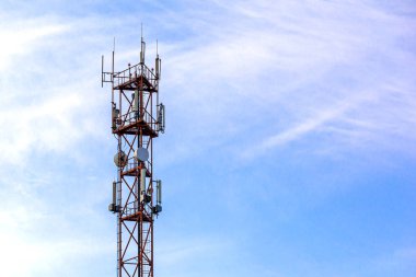 Telekomünikasyon kulesi bulutlu mavi gökyüzüne karşı. Lte, Gsm, 2g, 3g, 4g, 5g baz istasyonu. Gökyüzüne karşı telekomünikasyon kulesi. Boşluğu kopyala.