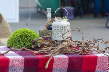 Köy tarzında bir masa. Ev eşyaları ve çeşitli dekoratif süsler. Yaşam tarzı, iç ve dekor.
