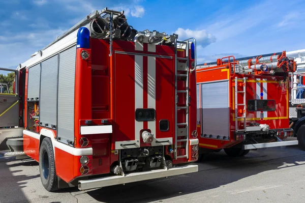 Camiões de bombeiros vermelhos. Transporte tecnológico de combate a incêndios. Motores de incêndio que se preparam para a extinção . — Fotografia de Stock
