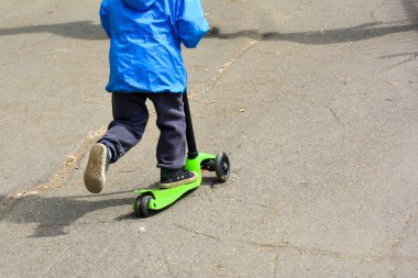 Scooter 'daki çocuk. Halk parkında. Scooter 'ın, Şehir Sporları ve Moda' nın Ayaklarını Kapat.