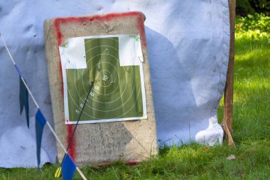 Okçuluk için kağıt hedef. Bir okla hedef al. Kavram. Hedef ve ok isabet etti.