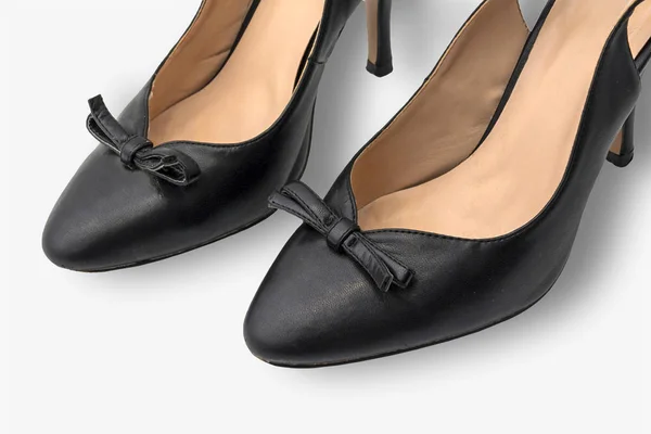 Zwart, dames, klassieke schoenen op een witte achtergrond. — Stockfoto