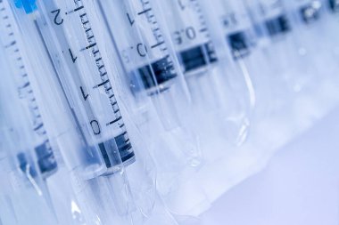 Tıbbi şırıngalar soyut bir arkaplan olarak paketlenir. Bir pakette tıbbi şırıngalar.