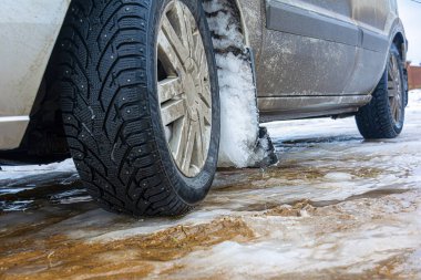 Araba tekerlekleri, buz üstünde kış lastikleri. Kavram: Tehlike