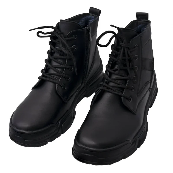 Černé zimní kožené boty. Fur. Zimní pánské boty izolované na bílém pozadí. — Stock fotografie