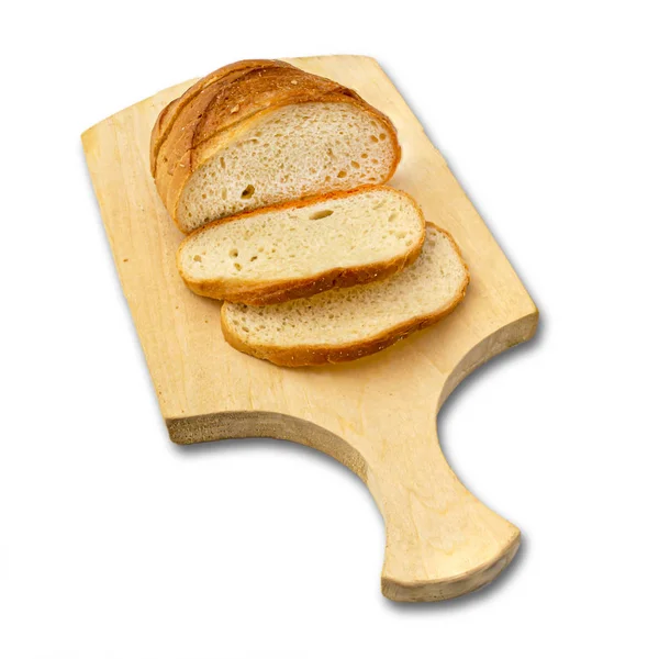 Beyazın üzerindeki tahta kesme tahtasının üzerinde dilimlenmiş ekmek. Proje ve tasarım için beyaz arkaplanda izole edilmiş resim. — Stok fotoğraf