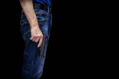 Elinde siyah bir arka planda silahı olan bir adam.