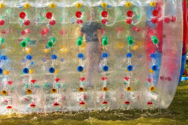 Parktaki su şişirilebilir cazibe