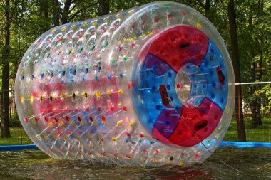 Parktaki su şişirilebilir cazibe