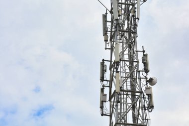 Telefon ve internet vasıtasıyla insanları bağlamak için antenleri olan bir baz istasyonu. Telekomünikasyon ekipmanları kulede. Yakın çekim..