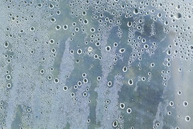 makro desenli su damlaları. Plastik filmde bir sürü küçük su damlası.