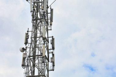 Telefon ve internet vasıtasıyla insanları bağlamak için antenleri olan bir baz istasyonu. Telekomünikasyon ekipmanları kulede. Yakın çekim..