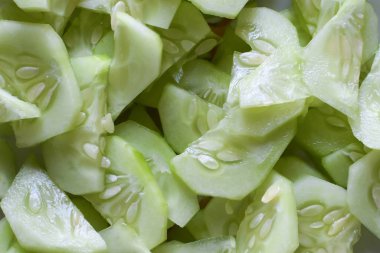 Taze kesilmiş salatalık arkaplanı. Arka plan için taze kesilmiş salatalık..