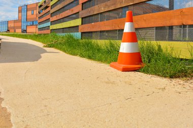 Beyaz ve turuncu renkli nakliye konisi. Konsept: Taşımacılık veya insan akışı, karayolu güvenliği.