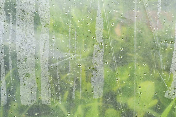 Макротекстурные капли воды. Много маленьких капель воды на пластиковой пленке. — стоковое фото