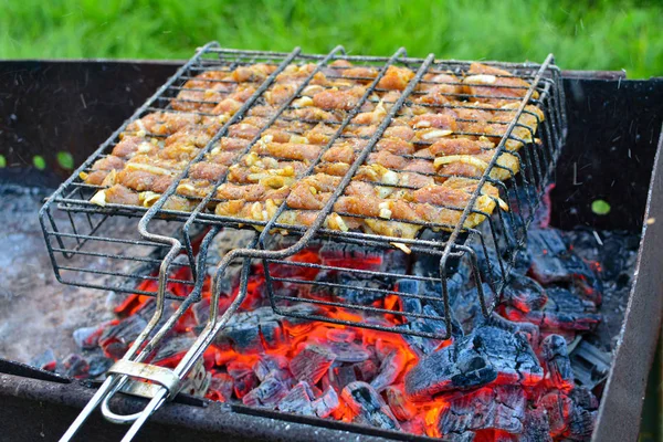 烤肉在烤架上烹调肉类的过程，用于烧烤特写。 红热的煤块. — 图库照片