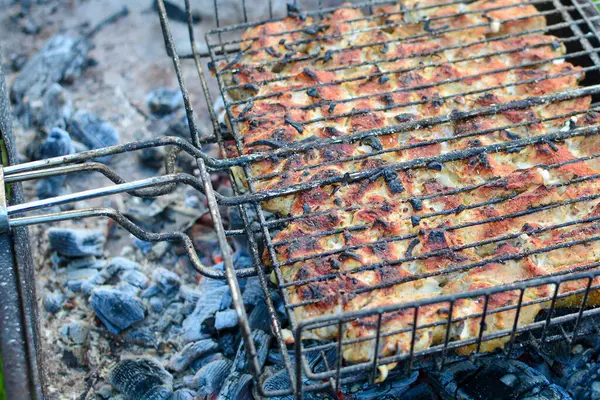 Gotowanie mięsa na grillu na węgiel drzewny. Zamykanie procesu gotowania. — Zdjęcie stockowe