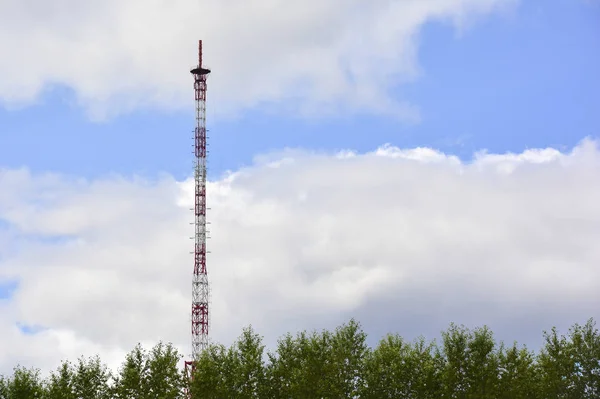 Torre TV contro il cielo e le nuvole . — Foto Stock