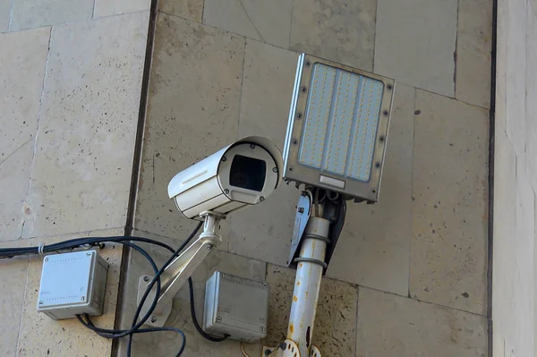Камера наружной видеонаблюдения. С инфракрасным ночным датчиком и светодиодной подсветкой . — стоковое фото