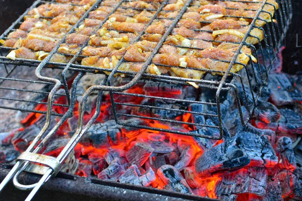 Proces gotowania mięsa na grillu do grilla zbliżenie. — Zdjęcie stockowe
