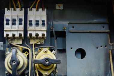 Eski bir elektrik kalkanının parçası. Dağınık ve dikkatsizce döşenmiş kablolarla. Konsept: Elektrik tamiratı sırasında elektrik teçhizatı ve güvenlik