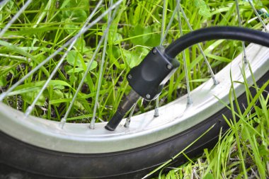 Bisikletin lastiğini şişirmek. Bisiklet tekerleğine hava pompalamak. Motosikletin bakımı. Bisiklet servisi ve... Yeni sezon devam ediyor.