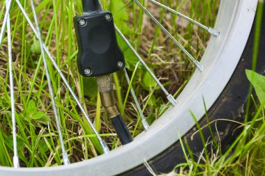 Bisikletin lastiğini şişirmek. Bisiklet tekerleğine hava pompalamak. Motosikletin bakımı. Bisiklet servisi ve... Yeni sezon devam ediyor.