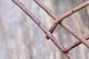 Paslı metal ağ. Paslı bir metal ağın yüzey parçası..