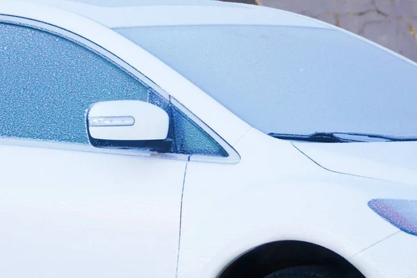 Fehér autó fagyott ablakokkal. a fagyasztás, a hideg csapadék, a hó és a csapadék fogalma. — Stock Fotó