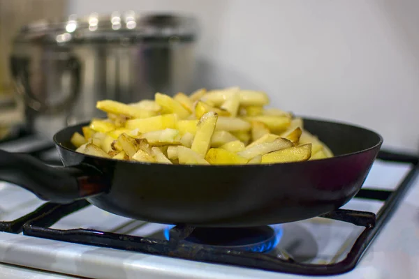 Kartoffeln werden auf einem Gasherd gebraten. Weicher Fokus — Stockfoto