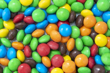 Farklı renklerde çok renkli tatlı şekerlemeler (şekerlemeler). Renkli soyut arkaplan.