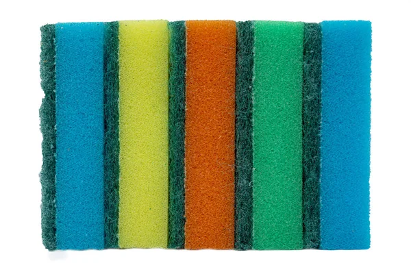 Tumpukan spons membersihkan berwarna-warni terisolasi pada background.Soft spons mikroserat dapur . — Stok Foto