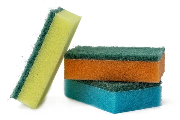 Muitas esponjas coloridas para lavar pratos. Esponja higiénica isolada sobre fundo branco . — Fotografia de Stock