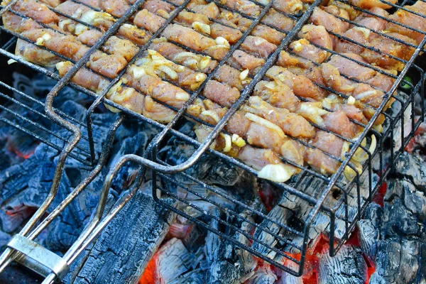 Gotowanie mięsa na grillu na węgiel drzewny. Proc do gotowania — Zdjęcie stockowe