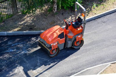 Buz pateni pisti yol onarımı yapıyor. Yeni asfalt döşeme, üst manzara. Boşluğu kopyala.