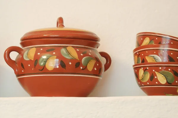La ceramica è sullo scaffale. lavoro manuale. Il concetto di vita, fatto a mano, creatività . — Foto Stock