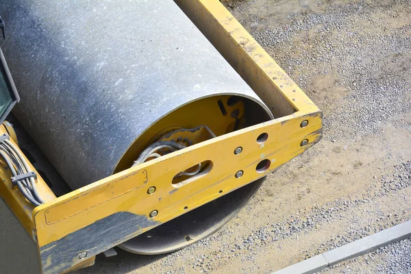 Fragment of a road roller. Gravel tamper. Preparing the road for laying asphalt. Road Roller For Soil Compaction. — Stok fotoğraf