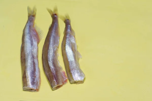 Filete de pescado fresco en la tabla de cortar para cocinar deliciosos platos. Concepto: comida saludable, cocina casera, pesca . —  Fotos de Stock