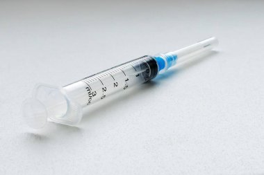 Beyaz arka planda enjeksiyon için şırınga. Seçici odaklanma. Uzayı kopyala Konsept: Uyuşturucu bağımlılığı, aşı, acil tıbbi bakım.