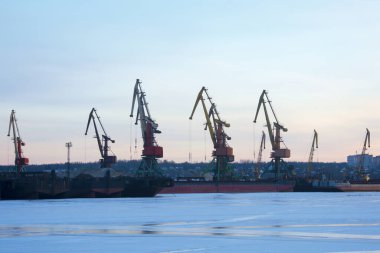 Vinçler limanda, tersanede. Akşam, gün batımında. yumuşak odak.