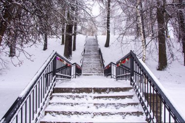 Tırabzanda asma kilit olan metal merdivenler. Aşıklar tarafından yapılmış yok edilemez bir birlikteliğin sembolü. yumuşak odak