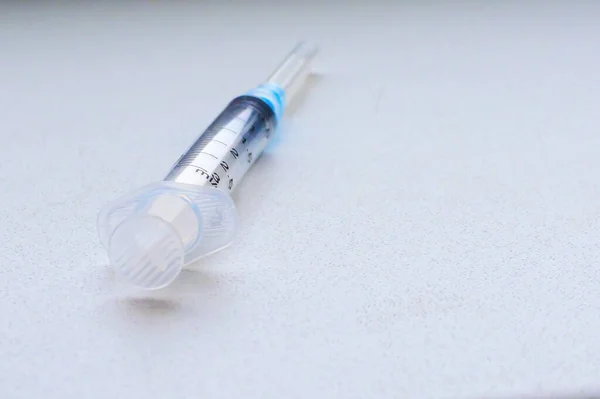 Syringe for injection on a white background. Selective focus. Copy space. Concept: drug addiction, vaccination, emergency medical care. — Stock Photo, Image