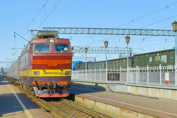 Locomotive is approaching the station. Perron on the second plan. soft focus. — Stock Photo, Image