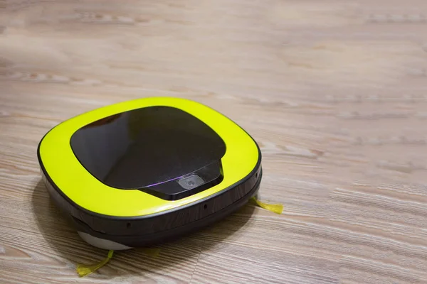 Robot vacuum cleaner close-up on the floor. concept of high technology, cleanliness in the house, hygiene, allergy from wool. — 스톡 사진